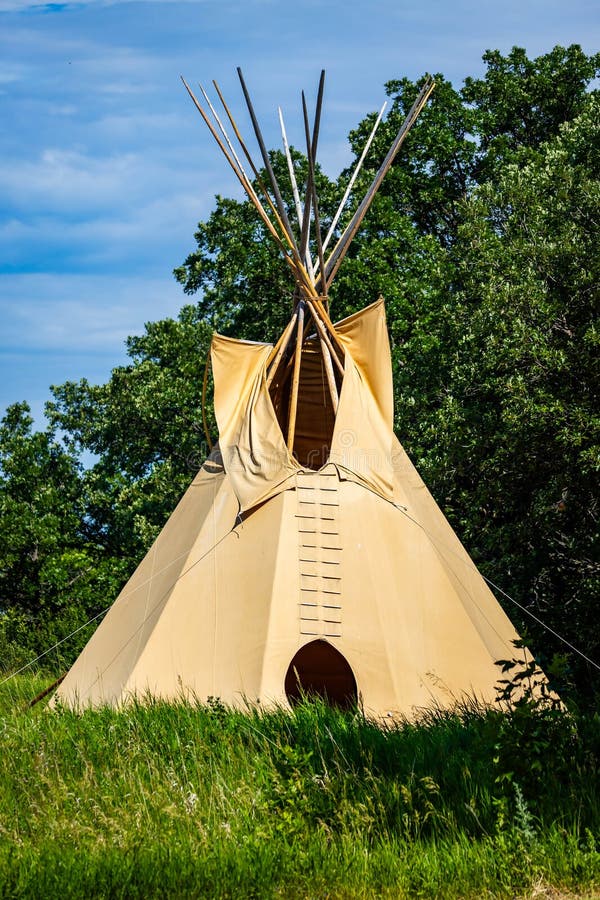 indianski-namiot-315vvx-1.jpg Namiot Indiański Tipi Wigwam Namiot Indiański Styl Sioux Obraz Stock Obraz złożonej z symbol, amerykanin: 402687347 - obrazek 1