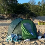 Spali w namiocie na plaży, a można tylko bez