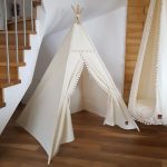 Namiot tipi boho naturalny z pomponami dla dzieci
