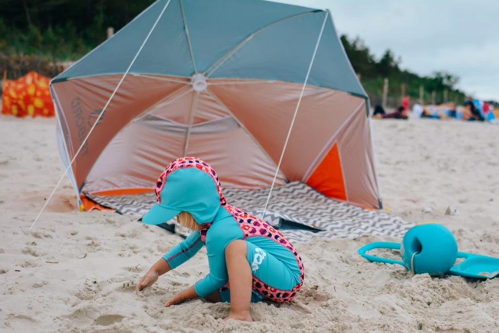 namiot-na-plaze-dla-dziecka-974yfj.webp Poradnik Wakacyjny: Plażowy niezbędnik Mamy Gadżety - obrazek 1