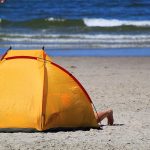 Wakacje 2021. Biwakowanie na plaży nocą? Surowo zabronione