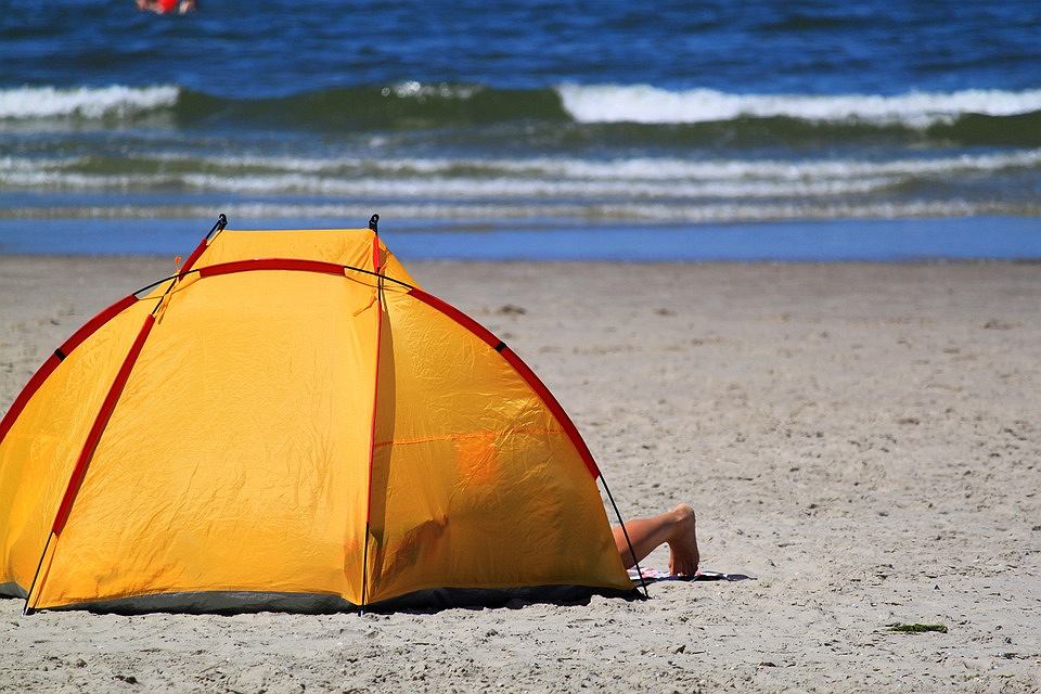 namiot-na-plazy-452qjk.jpg Wakacje 2021. Biwakowanie na plaży nocą? Surowo zabronione - obrazek 1