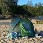 Spali w namiocie na plaży, a można tylko bez
