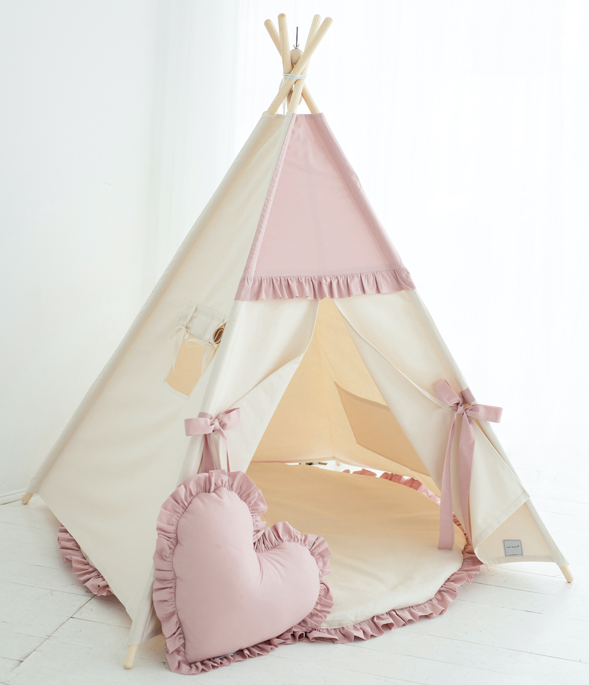 namiot-tipi-dla-dziewczynki-069jhj-1.jpg Namiot tipi dla dziewczynki Pink Frill zestaw 5 el. - obrazek 1
