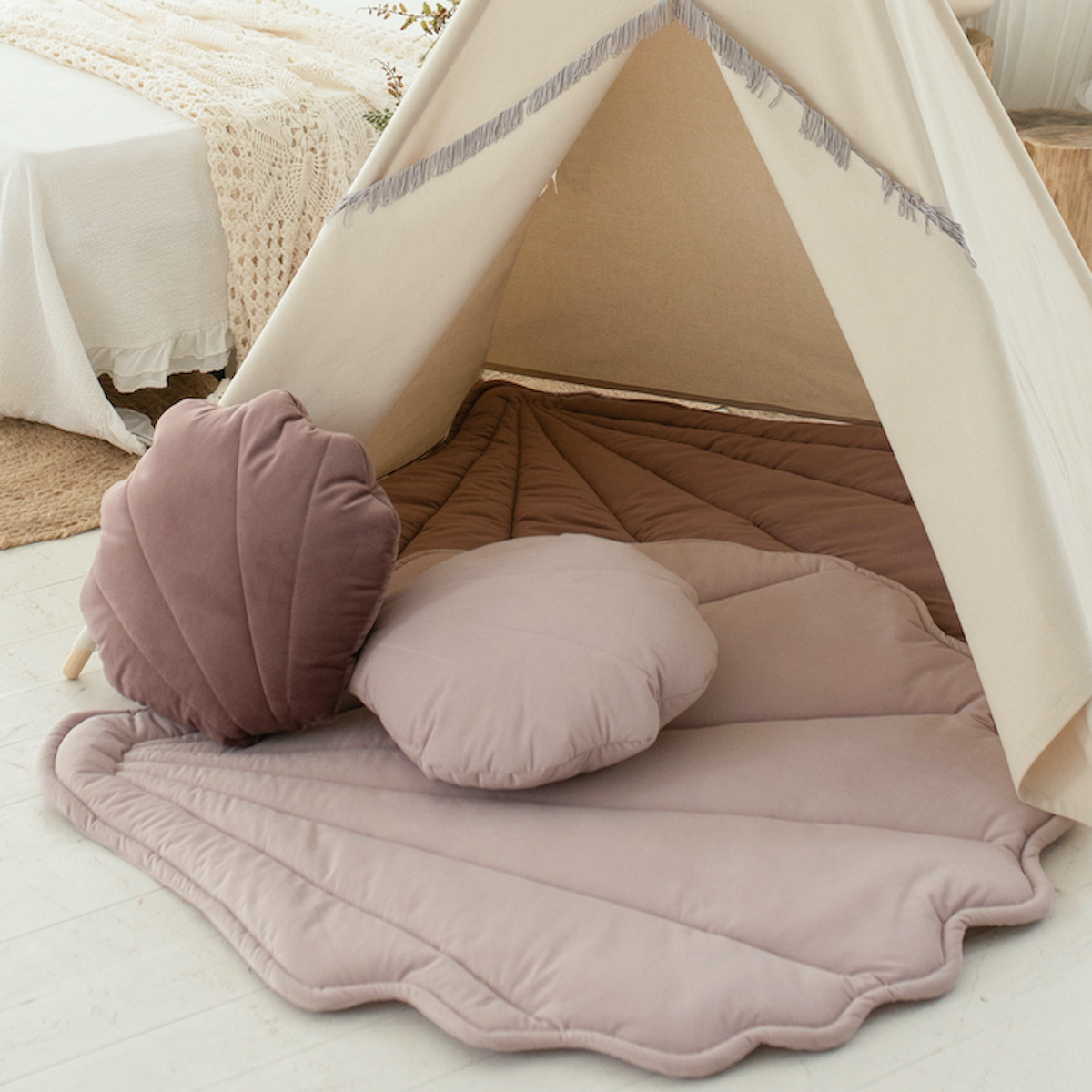 namiot-tipi-z-mata-i-poduszkami-055qlv.jpg Namiot tipi Pink Mermaid z matą i poduszką - obrazek 1