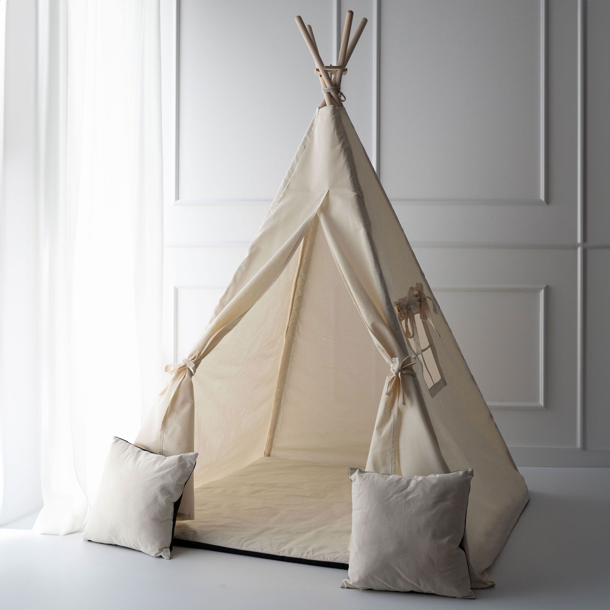 namiot-tipi-z-mata-i-poduszkami-704xlg.jpg Namiot TIPI domek (teepee) Zestaw 6 elementowy dla dzieci z poduszkami, stabilizatorem i lampką Beżowy | KidHero - obrazek 1