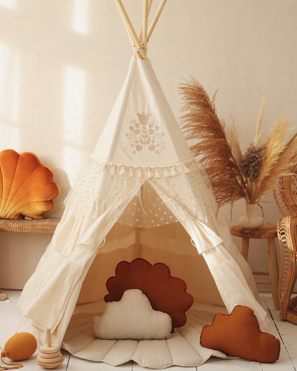 namiot-tipi-z-mata-i-poduszkami-945dvd.jpg Namiot tipi dla dzieci z falbanami "Boho" - obrazek 1