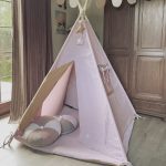 Namiot tipi dla dzieci z matą podłogową z różowego muślinu w złote kropki Baby Concept